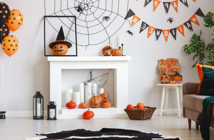 Wohnzimmer mit Halloween-Dekoration Wohnzimmer mit Halloween-Dekoration