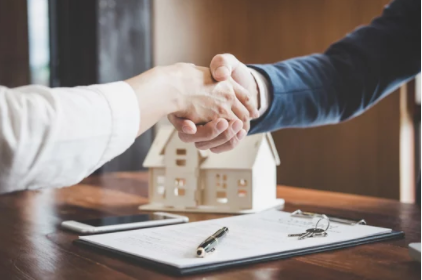 Immobilienmakler und Kunde schütteln sich die Hände nach abgeschlossenem Vertrag über Hausratversicherung und Investitionsdarlehen Immobilienmakler und Kunde schütteln sich die Hände nach abgeschlossenem Vertrag über Hausratversicherung und Investitionsdarlehen
